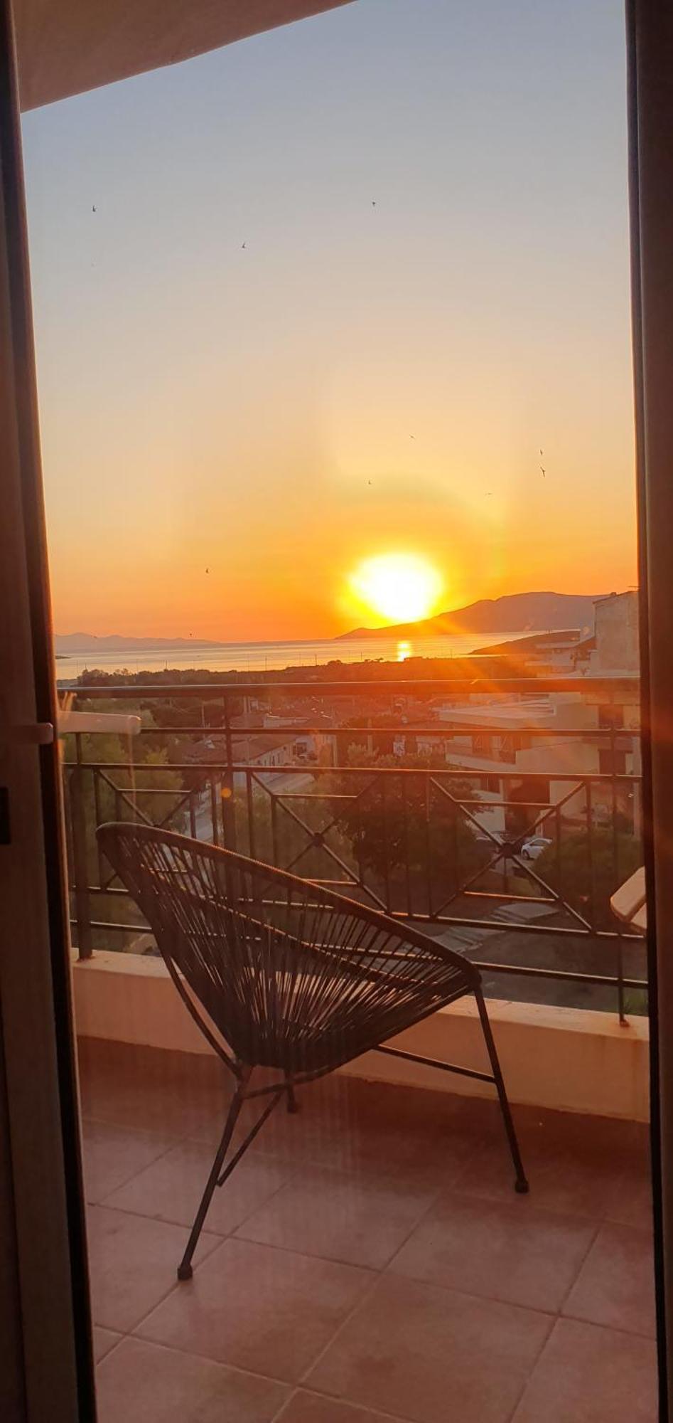 Sea & Mountain Apartment Close To Port And City Lávrion Buitenkant foto